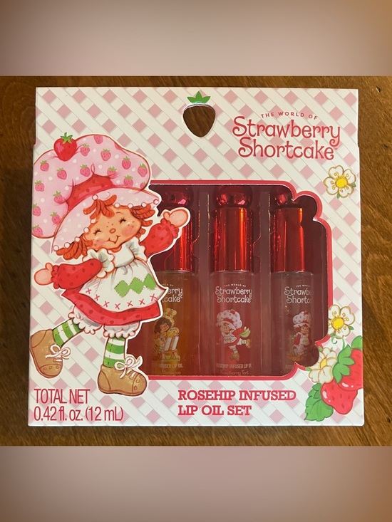 Strawberry Shortcake Other - Strawberry Shortcake Rosehip Infused Lip Oil Set - New In Box